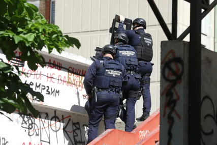 (VIDEO) Drama u Beogradu: Muškarac se naoružan zabarikadirao u stanu, prijeti ubistvom