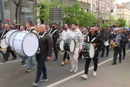 Trodnevni skup vlasti u Beogradu počeo defileom zastava i nastupom trubača