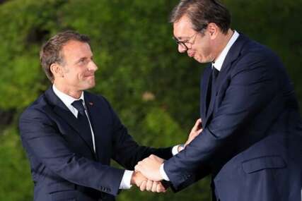 Vučić stigao u Jelisejsku palaču, dočekao ga Macron
