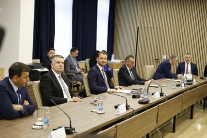DANAS, U SARAJEVU: Lideri stranaka potpisuju dogovorenu Platformu, očekuje se da će im se pridružiti..