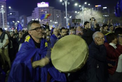 Hiljade ljudi protestvovalo u Bukureštu: Nećemo unazad, prema Rusiji (VIDEO)