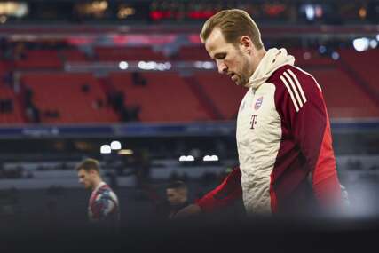 Harry Kane se spustio uz teren da proslavi osvajanje svog prvog trofeja, a onda…šok (FOTO)