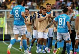 Napoli teže od očekivanog došao do trijumfa protiv Leccea, učvrstili lidersku poziciju