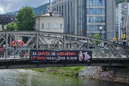 Na Eiffelovom mostu u Sarajevu istaknut transparent posvećen djeci ubijenoj u Gazi