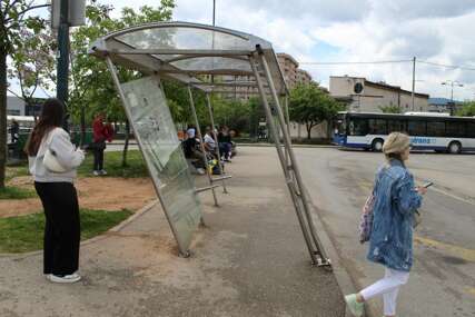 Na polaznom autobuskom stajalištu Stup: Nadstrešnica prijeti
