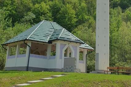 Pored munare koja je preživjela poplave i klizišta nikla musalla HEROJSKA CERSKA NASTAVLJA SVJEDOČITI O SVOM POSTOJANJU