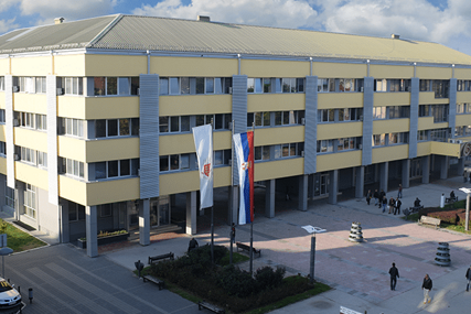 Haos u Skupštini Kraljeva: Fizički obračun za govornicom