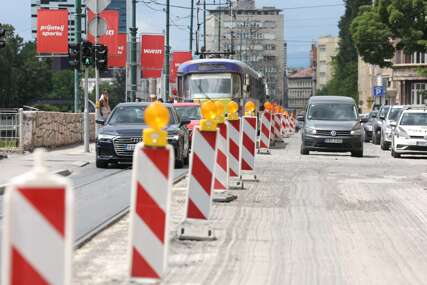 OKOM KAMERE Obala Kulina bana u haosu, ponovo skidaju asfalt i postavljaju novi (FOTO)