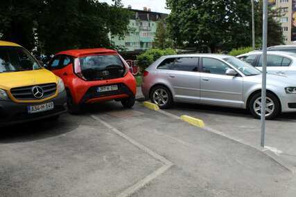 PARKING NA SRED TROTOARA Parkirali, otišli na kafu, a od automobila ne može da se prođe