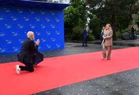 Trenutak o kojem se priča: Edi Rama dočekao Giorgiju Meloni na koljenima (VIDEO)