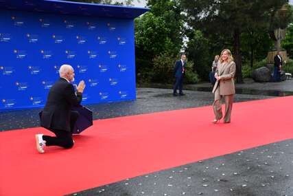 Trenutak o kojem se priča: Edi Rama dočekao Giorgiju Meloni na koljenima (VIDEO)