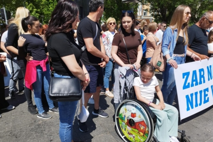 PROTESTI U BANJOJ LUCI Roditelji djece s poteškoćama primaju 350 KM manje nego u FBiH