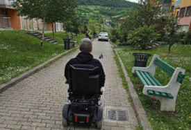 OKOM KAMERE Parking na pješačkoj stazi