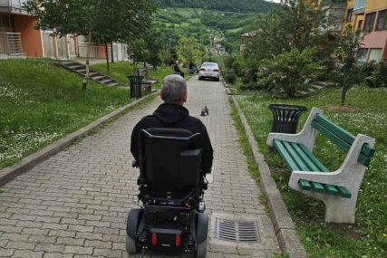 OKOM KAMERE Parking na pješačkoj stazi