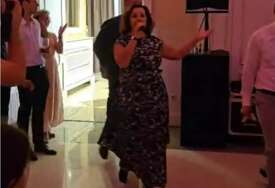 Ana Bekuta pjevala na svadbi, pa iznenadila goste (VIDEO)