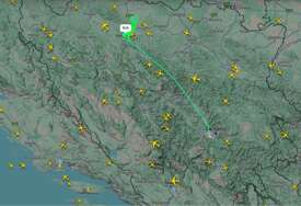 Avion EUFOR-a kruži iznad kasarne Kozara gdje se trenutno nalaze Dodik, Stevandić i Višković