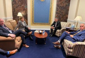 Bećirović sa senatorima Jeanne Shaheen, Chrisom Van Hollenom i Thomom Tillisom