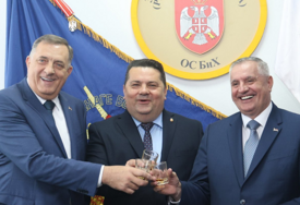 Dodik, Stevandić i Višković nastavljaju omalovažavati institucije BiH: Pred kamerama nazdravili...