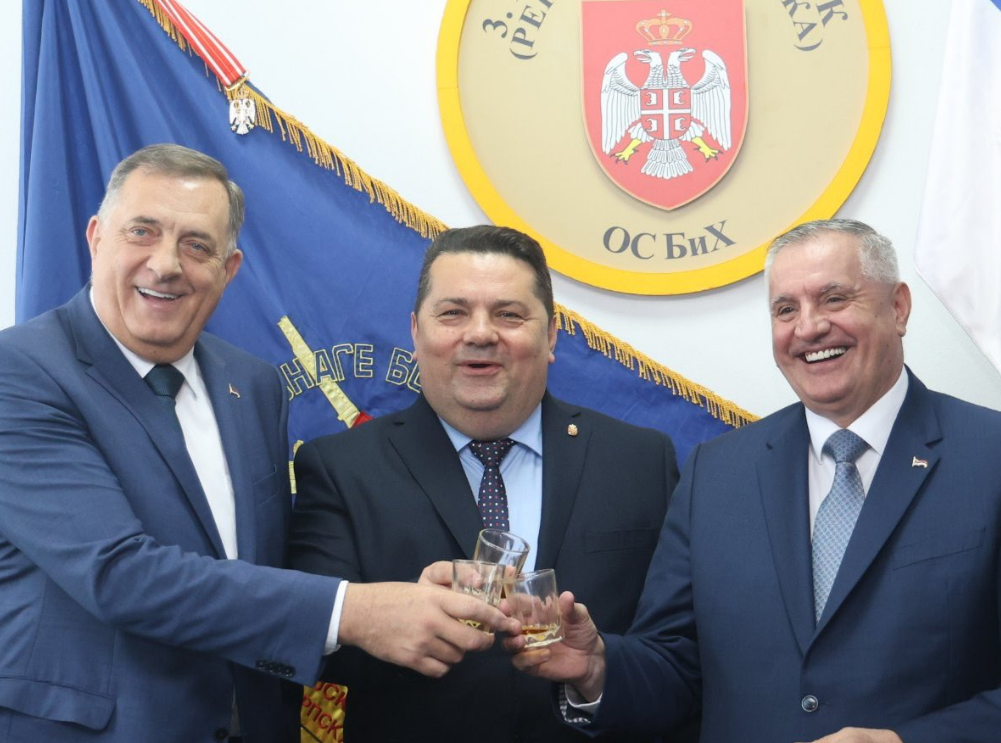 Dodik, Stevandić i Višković nastavljaju omalovažavati institucije BiH: Pred kamerama nazdravili...