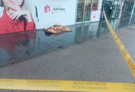 Pronađeno tijelo muškarca na trotoaru u centru Brčkog