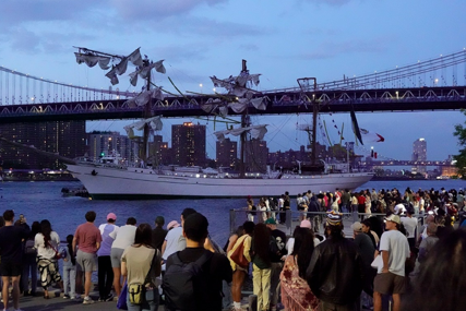 Brod meksičke mornarice udario u Brooklyn Bridge, 22 povrijeđenih