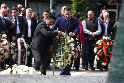 Okom kamere Bosnainfo: Cvijeće, suze, tišina na Spomen-obilježju ubijenoj djeci opkoljenog Sarajeva