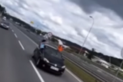 Tuzlanski maturanti divljali po cesti, morala reagovati policija (VIDEO)