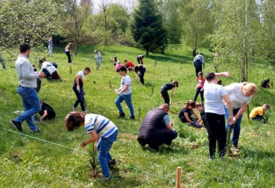 Memorijalna šuma sjećanja na Betaniji: Učenici sadili stabla u čast žrtava genocida u Srebrenici