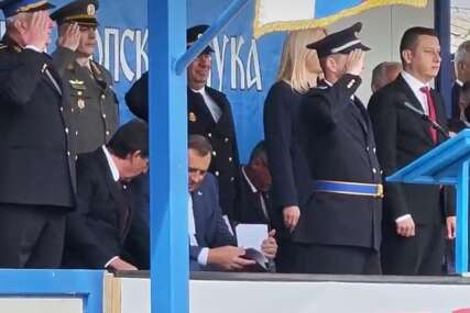 (VIDEO) SKANDAL U KASARNI "KOZARA" Ministar odbrane Srbije i Dodik sjedili tokom intoniranja himne BiH
