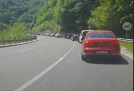 Gužve prema Hercegovini ne prestaju: Kolona vozila i danas pri ulazu u Jablanicu