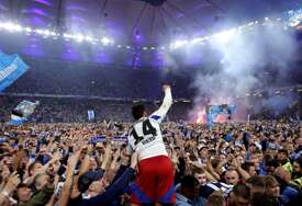 Sudija je svirao kraj meča u Hamburgu, za 3 minute na travnjaku je bilo 30.000 ljudi! (VIDEO)