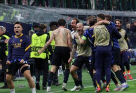 Fudbaleri Intera slavili plasman u finale Lige prvaka uz hitove Senidah (VIDEO)