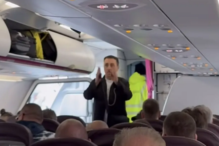 Keba napravio pometnju u avionu pred samo polijetanje, putnici su mogli samo da ga u čudu gledaju (VIDEO)
