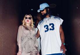 Madonna slavila u krilu 37 godina mlađeg momka (FOTO)