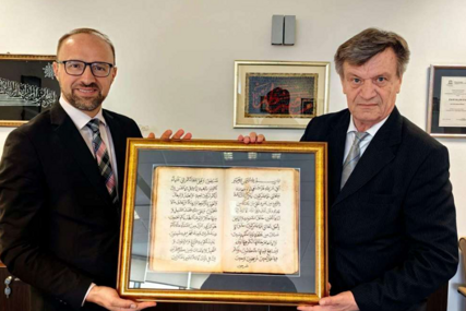 Izet Mašić donirao vrijedne rukopise Gazi Husrev-begovoj biblioteci