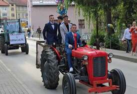 (FOTO) Maturanti iz Kiseljaka stigli na traktorima i osvojili simpatije