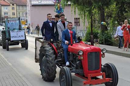 (FOTO) Maturanti iz Kiseljaka stigli na traktorima i osvojili simpatije