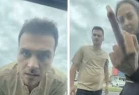 (VIDEO) Pomahnitali vozač BMW-a nasrnuo na mladića, razbio mu staklo: Morala reagovati i policija