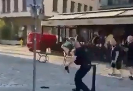 LOMLJAVA, STAKLO, BOCE I STOLICE NA SVE STRANE Sukobili se navijači Betisa i Chelseaja u Wroclavu (VIDEO)