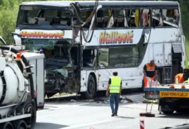 Bh. kompanija čiji se autobus prevrnuo u Hrvatskoj poručila: Bit će pribavljene sve informacije o stradalim i povrijeđenim