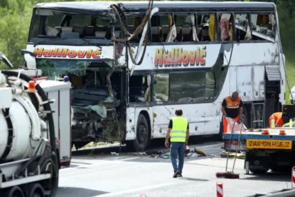Bh. kompanija čiji se autobus prevrnuo u Hrvatskoj poručila: Bit će pribavljene sve informacije o stradalim i povrijeđenim