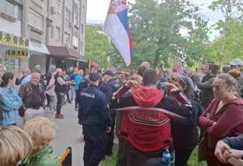 U Novom Sadu protesti ispred štandova SNS-a: Okupljeni bacali jaja, došla i policija