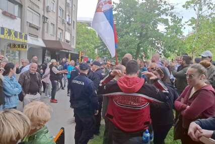 U Novom Sadu protesti ispred štandova SNS-a: Okupljeni bacali jaja, došla i policija