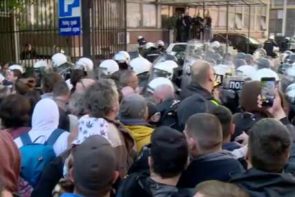 VIDEO U Novom Sadu građani se sukobili s policijom, bačen i suzavac