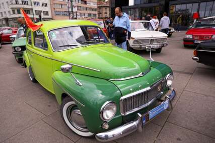 Klasični i old timer automobili ukrasili ulice Sarajeva (FOTO)