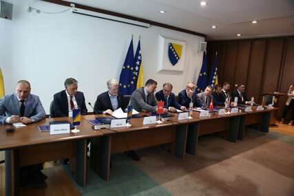 Opozicionari iz RS-a stigli u zgradu Parlamenta BiH: Platformu će, uz predlagače, potpisati i stranke Trojke