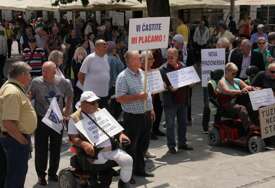 Protest penzionera u Tuzli: "Vi častite, mi plaćamo!"