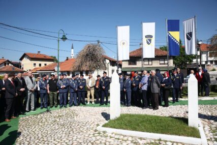 Sarajevo: Na mezarju Kovači obilježena 33. godišnjica Bitke za odbranu Predsjedništva BiH