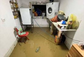 Poplave u Bosanskoj Otoci - voda ušla u domove u naselju Kajtezi