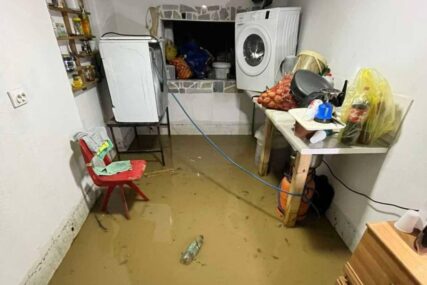 Poplave u Bosanskoj Otoci - voda ušla u domove u naselju Kajtezi